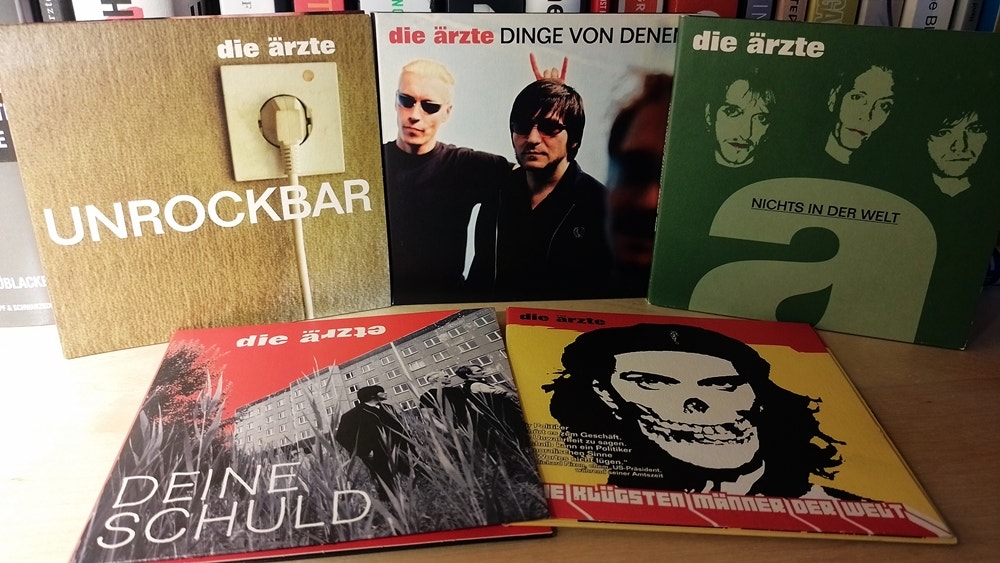 The singles of Unrockbar, Dinge von Denen, Nichts in der Welt, Deine Schuld and Due klügsten Männer der Welt